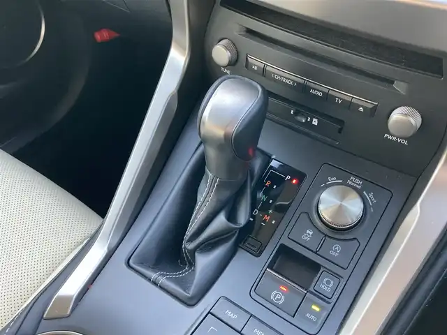 レクサス ＮＸ 300 バージョンL 熊本県 2020(令2)年 2.6万km ソニッククォーツ ・スマートキー/・プッシュスタート/・レーントレーシングアラート/・プリクラッシュセーフティ/・パーキングサポートアラート/・ロードサインインフォメーション/・先行車発進告知/・オートマチックハイビーム/・クルーズコントロール(追従式)/・合皮レザーシー/・前席パワーシート/・全席シートヒーター/・前席エアシート/・ハンドルヒーター/・純正メモリナビ/ 【BD・Bluetooth・USB・SD・AUX・MSV】/・フルセグTV/・バックカメラ/・ETC2.0/・LEDヘッドランプ/・LEDフォグランプ/・純正マット