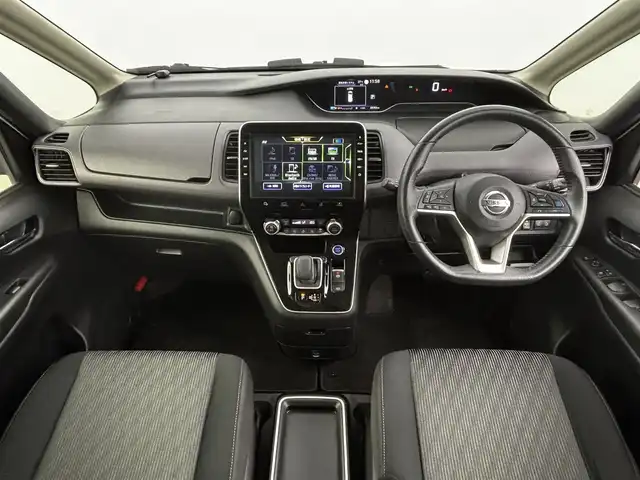 日産 セレナ e－パワー ハイウェイスター V 福岡県 2019(令1)年 6.7万km ブリリアントホワイトパール 2トーン フリップダウンモニター　/純正１０型ナビ　/アラウンドビューモニター　/ＥＴＣ　/ナビ連動ドラレコ　/プロパイロット　/エマージェンシーブレーキ　/レーンキープ　/ＢＳＭ　/パーキングアシスト　/両側電動スライドドア