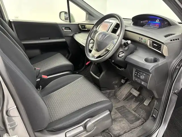 ホンダ フリード スパイク ハイブリット ジャストセレクション 埼玉県 2012(平24)年 5万km ポリッシュドメタルメタリック 純正ナビ/(CD/DVD/USB/AM/FM)/地デジワンセグ/バックカメラ/ETC/クルーズコントロール/クリアランスソナー/両側パワースライドドア/ステアリングリモコン/純正フロアマット