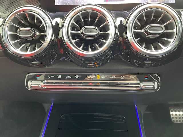 メルセデス・ベンツ Ｍ・ベンツ ＧＬＢ２００ｄ 4マチック AMGライン 青森県 2023(令5)年 1.3万km ポーラホワイト ワンオーナー/アドバンスドパッケージ/パノラミックスライディングルーフ/レザーエクスクルーシブパッケージ/360°カメラ/前席パワーシート/前席シートヒーター/カラーヘッドアップディスプレイ/衝突被害軽減ブレーキ/アダプティブクルーズコントロール/ワイヤレス充電/純正前後ドライブレコーダー/アンビエントライト/パーキングアシスト/LEDヘッドライト/パワーバックドア/ETC/純正19インチAW付夏タイヤ/新車時保証書/取扱説明書/記録簿(2024年3月/2025年2月)