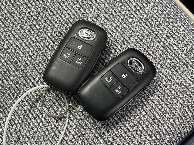 ダイハツ ムーヴ キャンバス 愛知県 2023(令5)年 0.3万km シャイニングホワイトパール/サンドベージュメタリック 純正ナビ/・Ｂｌｕｅｔｏｏｔｈ/・フルセグ/・ＤＶＤ/ＣＤ/両側パワースライドドア/バックカメラ/シートシート/スマートアシストIII/衝突軽減/コーナーセンサー/レーンキープ/LEDヘッドライト/オートマチックハイビーム/スペアキー