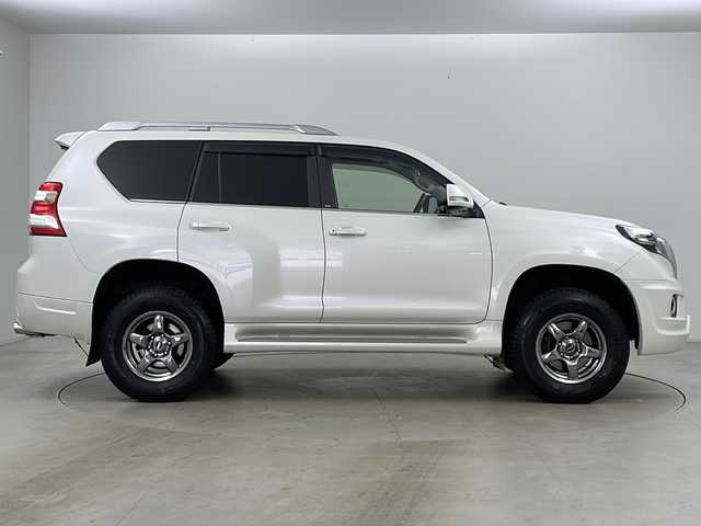 トヨタ ランドクルーザー プラド TX Lパッケージ 道央・札幌 2016(平28)年 8万km ホワイトパールクリスタルシャイン ・寒冷地仕様/・純正ナビCD&DVD&BT&AUX&SD&USB/・サンルーフ/・バック/フロント/サイドカメラ/・クルーズコントロール/・コーナーセンサー/・横滑り防止装置/・ダウンヒルアシスト/・前席シートヒーター/・レザーシート/・ビルトインETC/・nanoe/・社外マフラー/・SOREXヒッチメンバー/・電動格納ミラー/・プッシュスタート/・LEDヘッドライト/・オートライト/・スマートキー/・スペアキー/・エンジンスターター/・社外AW夏タイヤ積込/・保証書/・取扱説明書