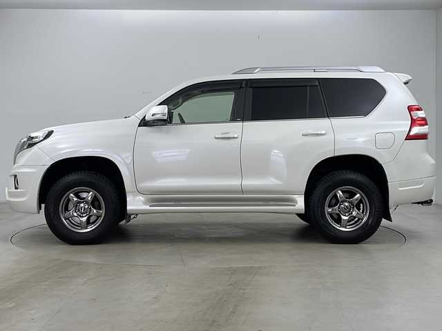トヨタ ランドクルーザー プラド TX Lパッケージ 道央・札幌 2016(平28)年 8万km ホワイトパールクリスタルシャイン ・寒冷地仕様/・純正ナビCD&DVD&BT&AUX&SD&USB/・サンルーフ/・バック/フロント/サイドカメラ/・クルーズコントロール/・コーナーセンサー/・横滑り防止装置/・ダウンヒルアシスト/・前席シートヒーター/・レザーシート/・ビルトインETC/・nanoe/・社外マフラー/・SOREXヒッチメンバー/・電動格納ミラー/・プッシュスタート/・LEDヘッドライト/・オートライト/・スマートキー/・スペアキー/・エンジンスターター/・社外AW夏タイヤ積込/・保証書/・取扱説明書