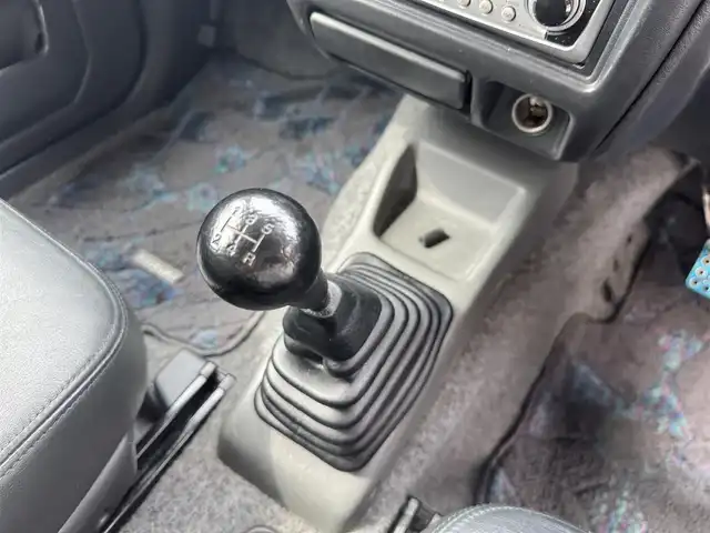 スズキ ジムニー ランドベンチャー 愛知県 2003(平15)年 15.4万km シルキーシルバーメタリック ユーザー買取車/禁煙車/ハーフレザーシート/モモステアリング/F5速/リフトアップ/4WD/社外F.R ショートバンパー/社外マフラー（ウイルスウイン）/リヤスポイラー