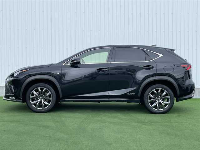 レクサス ＮＸ 300h Fスポーツ 香川県 2018(平30)年 13.2万km グラファイトブラックガラスフレーク 登録時走行距離：132065km/メーカー純正ナビ/　CD DVD BT フルセグTV/バックカメラ/左前カメラ/レザーシート/パワーシート/シートベンチレーション/革巻きステアリング/ステアリングスイッチ/ステアリングヒーター/プリクラッシュセーフティシステム/レーンキープアシスト/レーダークルーズコントロール/ブラインドスポットモニター/オートハイビーム/LEDヘッドライト/オートライト/フォグランプ/MTモード付AT/横滑り防止装置/ビルトインETC2.0/プッシュスタート/スマートキー