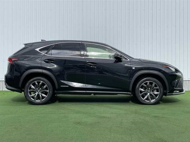 レクサス ＮＸ 300h Fスポーツ 香川県 2018(平30)年 13.2万km グラファイトブラックガラスフレーク 登録時走行距離：132065km/メーカー純正ナビ/　CD DVD BT フルセグTV/バックカメラ/左前カメラ/レザーシート/パワーシート/シートベンチレーション/革巻きステアリング/ステアリングスイッチ/ステアリングヒーター/プリクラッシュセーフティシステム/レーンキープアシスト/レーダークルーズコントロール/ブラインドスポットモニター/オートハイビーム/LEDヘッドライト/オートライト/フォグランプ/MTモード付AT/横滑り防止装置/ビルトインETC2.0/プッシュスタート/スマートキー