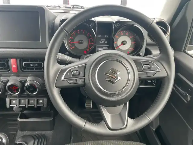 スズキ ジムニー XC 大阪府 2024(令6)年 1.4万km ミディアムグレー 社外マフラー/衝突軽減ブレーキ/リアコーナーセンサー　　/クルーズコントロール/レーンキープアシスト/ステアリングスイッチ/ダウンヒルアシストコントロール/ホワイトレタータイヤ　/ラバーマット　/革巻ステアリング　/ヒーターミラー　/前席シートヒーター/ＥＴＣ　/ＬＥＤヘッドランプ