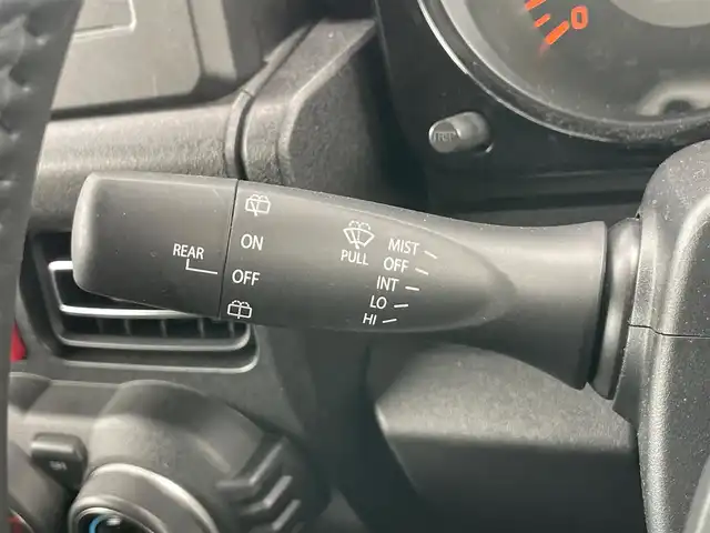 スズキ ジムニー XC 大阪府 2024(令6)年 1.4万km ミディアムグレー 社外マフラー/衝突軽減ブレーキ/リアコーナーセンサー　　/クルーズコントロール/レーンキープアシスト/ステアリングスイッチ/ダウンヒルアシストコントロール/ホワイトレタータイヤ　/ラバーマット　/革巻ステアリング　/ヒーターミラー　/前席シートヒーター/ＥＴＣ　/ＬＥＤヘッドランプ