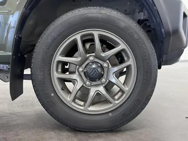 スズキ ジムニー XC 三重県 2020(令2)年 3.4万km ジャングルグリーン ガソリン・ターボ/パートタイム4WD/フロア5MT/カロッツェリア 9インチ『サイバーナビ』 AVIC-RQ910/（CD/DVD/MSV/SD/FM/AM/TV/USB/HDMI/AUX/Bluetooth/Streaming Video）/バックカメラ/ドライブレコーダー 前方/ETC/安全/・デュアルセンサーブレーキサポート/・車線逸脱警報機能/・ふらつき警報機能/・標識認識機能/・ハイビームアシスト/・トラクションコントロールシステム/・ヒルディセントコントロール/など/装備/・クルーズコントロール/・シートヒーター（D/N）/・オートエアコン/・ステアリングスイッチ/・オートライト/・LEDヘッドランプ/・フロントフォグランプ（白⇔黄色替え可能）/・プッシュスタート/・電動格納ドアミラー/・純正16inAW/・背面スペアタイヤ/・取/ナビ取/・スマートキーx1/・MONSTER SPORTマッドガード、マフラー、背面タイヤカバー/など