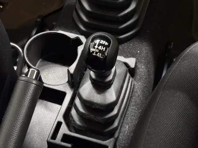 スズキ ジムニー XC 三重県 2020(令2)年 3.4万km ジャングルグリーン ガソリン・ターボ/パートタイム4WD/フロア5MT/カロッツェリア 9インチ『サイバーナビ』 AVIC-RQ910/（CD/DVD/MSV/SD/FM/AM/TV/USB/HDMI/AUX/Bluetooth/Streaming Video）/バックカメラ/ドライブレコーダー 前方/ETC/安全/・デュアルセンサーブレーキサポート/・車線逸脱警報機能/・ふらつき警報機能/・標識認識機能/・ハイビームアシスト/・トラクションコントロールシステム/・ヒルディセントコントロール/など/装備/・クルーズコントロール/・シートヒーター（D/N）/・オートエアコン/・ステアリングスイッチ/・オートライト/・LEDヘッドランプ/・フロントフォグランプ（白⇔黄色替え可能）/・プッシュスタート/・電動格納ドアミラー/・純正16inAW/・背面スペアタイヤ/・取/ナビ取/・スマートキーx1/・MONSTER SPORTマッドガード、マフラー、背面タイヤカバー/など