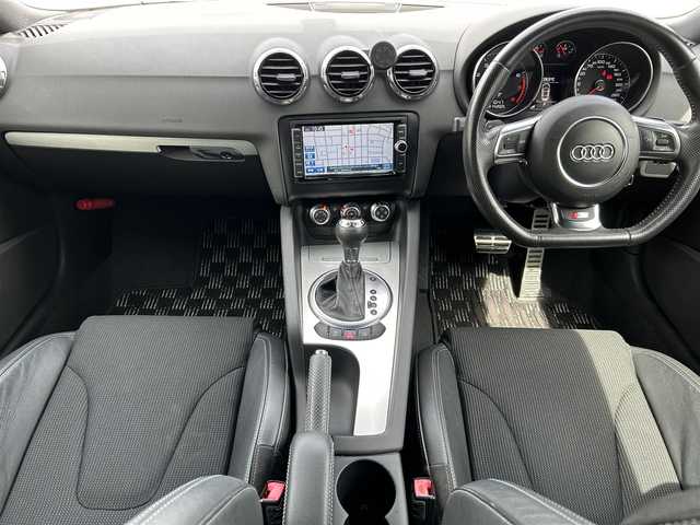 アウディ ＴＴクーペ 1．8 TFSI Sライン 群馬県 2012(平24)年 5.9万km アイビスホワイト ターボ/リトラクタブルリヤスポイラー/純正メモリナビ/CD・DVD・USB・SD/Bluetooth・フルセグTV/ビルトインETC/パドルシフト/ハーフレザーシート/前席パワーシート/純正アルミホイール/純正フロアマット/HIDヘッドライト/オートライト/スペアキー