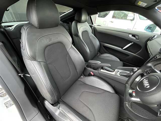 アウディ ＴＴクーペ 1．8 TFSI Sライン 群馬県 2012(平24)年 5.9万km アイビスホワイト ターボ/リトラクタブルリヤスポイラー/純正メモリナビ/CD・DVD・USB・SD/Bluetooth・フルセグTV/ビルトインETC/パドルシフト/ハーフレザーシート/前席パワーシート/純正アルミホイール/純正フロアマット/HIDヘッドライト/オートライト/スペアキー