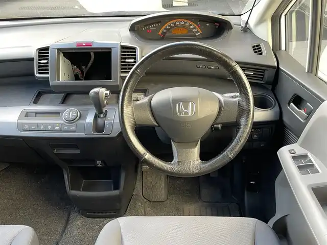 ホンダ フリード Gエアロ ジャストセレクション 大分県 2009(平21)年 5.2万km プレミアムホワイトパール ワンオーナー/両側パワースライドドア/純正15インチアルミホール/エンジンスターター/HIDヘッドライト/フォグランプ/オートライト/レザーステアリング/チルトステアリング/ウインカーミラー/リアプライバシーガラス/ドアバイザー/フロアマット/電動格納ミラー/Wエアバッグ/ABS/スマートキー×2/保証書/車両取説