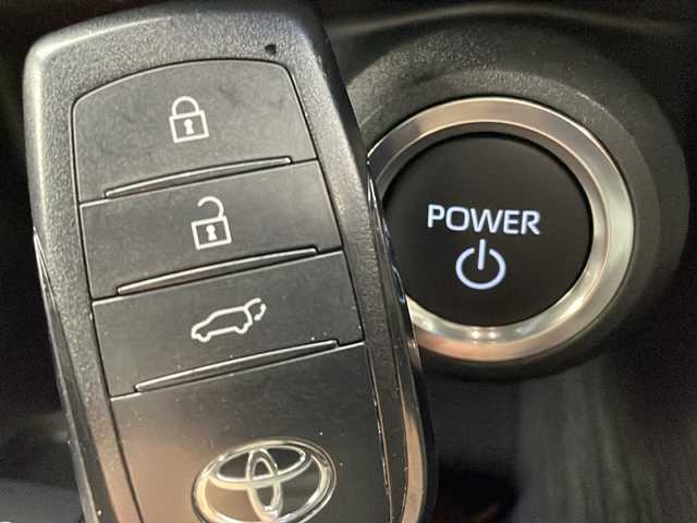 トヨタ ハリアー ハイブリッド G 茨城県 2024(令6)年 1.2万km プラチナホワイトパールマイカ 純正ディスプレイオーディオ/フルセグTV/バックカメラ/ETC/ドライブレコーダー/電動リアゲート/追従クルーズコントロール/デジタルインナーミラー/パワーシート/ハーフレザーシート/横滑り防止装置/コーナーセンサー/衝突軽減ブレーキ/LEDヘッドライト