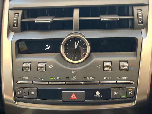 レクサス ＮＸ 300 Fスポーツ 埼玉県 2018(平30)年 2.1万km ホワイトノーヴァガラスフレーク 衝突軽減ブレーキ /サンルーフ /三眼LED /純正ナビ/　　CD/DVD/BT/フルセグ /全方位カメラ /パワーバックドア /レーダークルーズコントロール /革シート /シートヒーター/クーラー /純正18インチアルミホイール/ブラインドスポットモニター/パドルシフト/ステアリングヒーター/スイッチ/純正ETC2.0