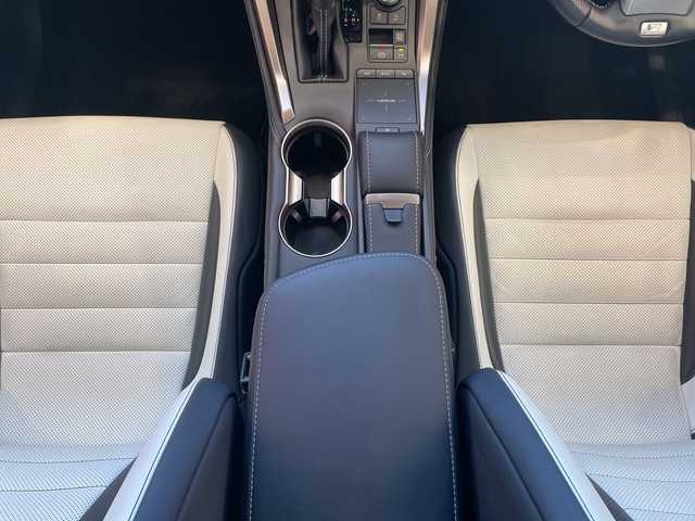 レクサス ＮＸ 300 Fスポーツ 埼玉県 2018(平30)年 2.1万km ホワイトノーヴァガラスフレーク 衝突軽減ブレーキ /サンルーフ /三眼LED /純正ナビ/　　CD/DVD/BT/フルセグ /全方位カメラ /パワーバックドア /レーダークルーズコントロール /革シート /シートヒーター/クーラー /純正18インチアルミホイール/ブラインドスポットモニター/パドルシフト/ステアリングヒーター/スイッチ/純正ETC2.0