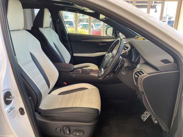 レクサス ＮＸ 300 Fスポーツ 埼玉県 2018(平30)年 2.1万km ホワイトノーヴァガラスフレーク 衝突軽減ブレーキ /サンルーフ /三眼LED /純正ナビ/　　CD/DVD/BT/フルセグ /全方位カメラ /パワーバックドア /レーダークルーズコントロール /革シート /シートヒーター/クーラー /純正18インチアルミホイール/ブラインドスポットモニター/パドルシフト/ステアリングヒーター/スイッチ/純正ETC2.0