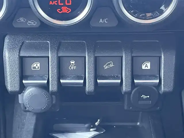 スズキ ジムニー XC 愛媛県 2022(令4)年 1.3万km ピュアホワイトP 純正メモリナビ/CD/DVD/BT/MSV/iPod/フルセグTV/クルーズコントロール/車線逸脱防止装置/衝突被害軽減システム/ダウンヒルアシストコントロール/D/N席シートヒーター/ヒートミラー/電格ミラー/ヘッドライトウォッシャー/ドアバイザー/LEDヘッドライト/シガーソケット/ISOFIX/4WD切替