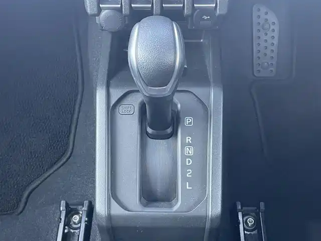 スズキ ジムニー XC 愛媛県 2022(令4)年 1.3万km ピュアホワイトP 純正メモリナビ/CD/DVD/BT/MSV/iPod/フルセグTV/クルーズコントロール/車線逸脱防止装置/衝突被害軽減システム/ダウンヒルアシストコントロール/D/N席シートヒーター/ヒートミラー/電格ミラー/ヘッドライトウォッシャー/ドアバイザー/LEDヘッドライト/シガーソケット/ISOFIX/4WD切替