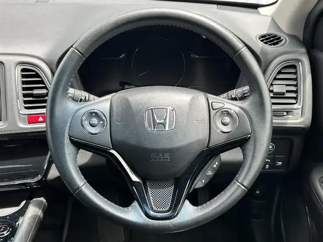 ホンダ ヴェゼル ハイブリッド X 熊本県 2015(平27)年 2.5万km クリスタルブラックパール 純正ナビ/・AM/FM/CD/DVD/BT/SD/・ワンセグTV/・バックカメラ/あんしんパッケージ/・シティブレーキアクティブシステム/・サイドカーテンエアバッグシステム/・前席用i-サイドエアバッグシステム/・VSA/・エマージェンシーストップシグナル/・ヒルスタートアシスト機能/・ファイブスター賞/電動パーキングブレーキ/・ブレーキホールド/本革巻ステアリング/・ステアリングスイッチ/・パドルシフト/布シート/走行モード切替/・スポーツモード/ノーマルモード/ECOモード/純正16インチAW/純正フロアマット/プッシュスタート/・スマートキー/ETC