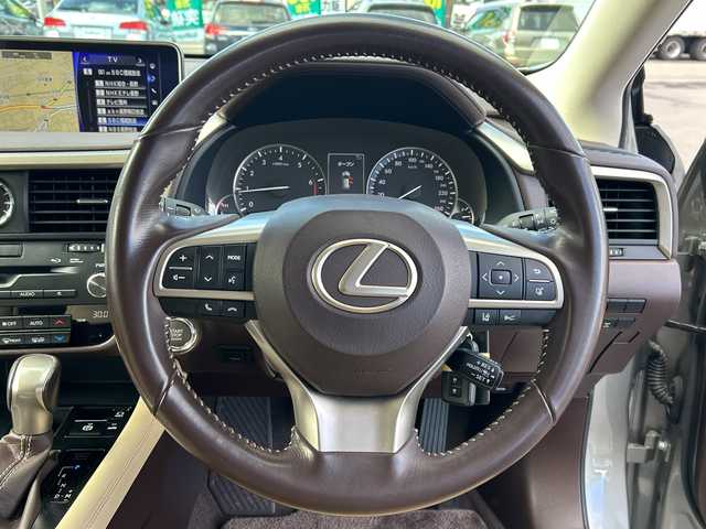 レクサス ＲＸ 200t 長野県 2015(平27)年 5万km ソニックチタニウム ・純正SDメーカーオプションナビゲーション/CD DVD フルセグTV Bluetooth/・バックカメラ/サイドカメラ/・ビルトインETC/・プリクラッシュセーフティ/・レーンキープアシスト/・レーダークルーズコントロール/・オートマチックハイビーム/・コーナーセンサー/・LEDヘッドライト/・オートライト/・フォグライト/・パワーバックドア/・純正18インチアルミホイール/・パワーシート(D/N)/・横滑り防止装置/・ウィンカーミラー/・電動格納ミラー/・スマートキー/・エンジンプッシュスタート