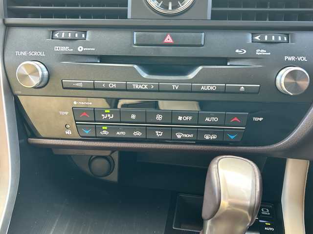 レクサス ＲＸ 200t 長野県 2015(平27)年 5万km ソニックチタニウム ・純正SDメーカーオプションナビゲーション/CD DVD フルセグTV Bluetooth/・バックカメラ/サイドカメラ/・ビルトインETC/・プリクラッシュセーフティ/・レーンキープアシスト/・レーダークルーズコントロール/・オートマチックハイビーム/・コーナーセンサー/・LEDヘッドライト/・オートライト/・フォグライト/・パワーバックドア/・純正18インチアルミホイール/・パワーシート(D/N)/・横滑り防止装置/・ウィンカーミラー/・電動格納ミラー/・スマートキー/・エンジンプッシュスタート