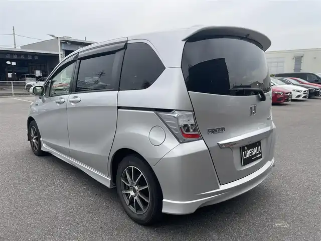 ホンダ フリード ハイブリット ジャストセレクション 滋賀県 2013(平25)年 6.9万km スーパープラチナメタリック 社外ナビ/フルセグTV/ETC/ドライブレコーダー/クルーズコントロール/３列シート/両側オートスライドドア/社外１５インチAW/VDC