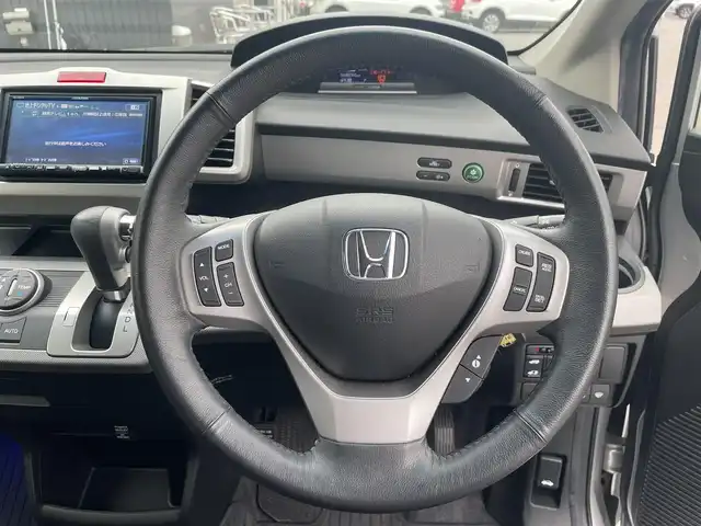 ホンダ フリード ハイブリット ジャストセレクション 滋賀県 2013(平25)年 6.9万km スーパープラチナメタリック 社外ナビ/フルセグTV/ETC/ドライブレコーダー/クルーズコントロール/３列シート/両側オートスライドドア/社外１５インチAW/VDC