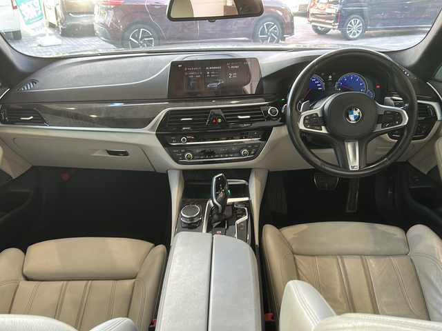 ＢＭＷ ５２３ｉ Mスポーツ 秋田県 2017(平29)年 13.3万km アルピンホワイトⅢ メーカーナビ/　フルセグ　ラジオ/全周囲カメラ/レーダークルーズ/衝突軽減装置/パーキングアシスト/パドルシフト/純正革巻きステアリング/電動パーキング/オートブレーキホールド/コーナーセンサー/オートエアコン/全席シートヒーター/前席パワーシート/本革シート/前後ドラレコ/Bowers&Wilkinsサウンド/パワーバックドア/横滑り防止
