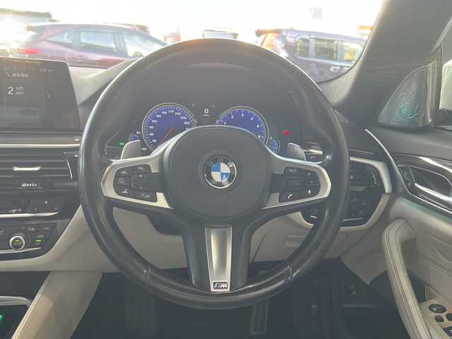 ＢＭＷ ５２３ｉ Mスポーツ 秋田県 2017(平29)年 13.3万km アルピンホワイトⅢ メーカーナビ/　フルセグ　ラジオ/全周囲カメラ/レーダークルーズ/衝突軽減装置/パーキングアシスト/パドルシフト/純正革巻きステアリング/電動パーキング/オートブレーキホールド/コーナーセンサー/オートエアコン/全席シートヒーター/前席パワーシート/本革シート/前後ドラレコ/Bowers&Wilkinsサウンド/パワーバックドア/横滑り防止