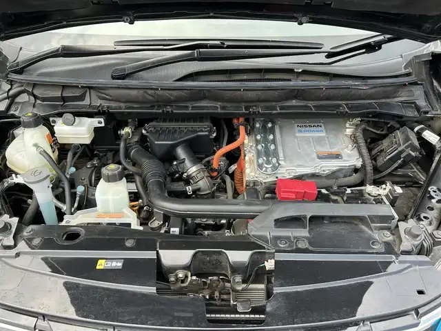 日産 セレナ e－パワー ハイウェイスター V 滋賀県 2022(令4)年 1.9万km ダイヤモンドブラック ガソリン（ハイブリッド）/2WD(FF)/CVT/純正メーカーナビ（地図SDなし）/（FM/AM/フルセグ/Bluetooth）/アラウンドビューモニター/プロパイロット/デジタルインナーミラー/ドライブレコーダー/ビルトインETC/両側パワースライドドア/ブラインドスポットモニター/フリップダウンモニター/革巻きステアリング/ステアリングスイッチ/純正フロアマット/電動格納ミラー/ドアバイザー/オートライト/プッシュスタート/プリクッラッシュ/オートマッチックハイビーム/横滑り防止/コーナーセンサー/電動サイドブレーキ