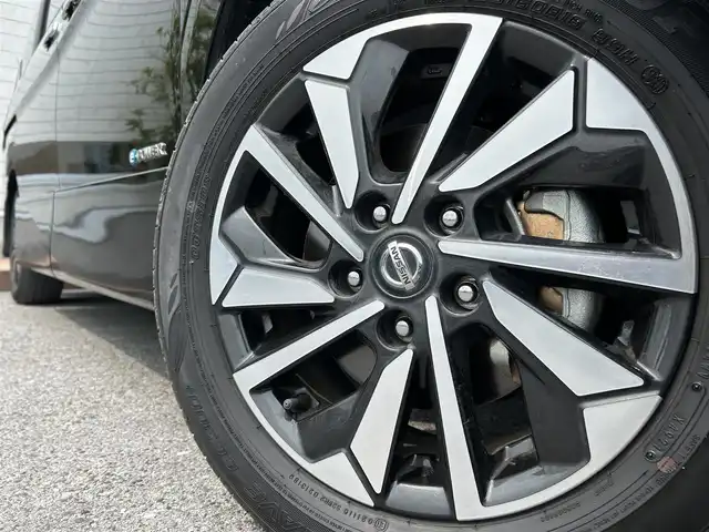 日産 セレナ e－パワー ハイウェイスター V 滋賀県 2022(令4)年 1.9万km ダイヤモンドブラック ガソリン（ハイブリッド）/2WD(FF)/CVT/純正メーカーナビ（地図SDなし）/（FM/AM/フルセグ/Bluetooth）/アラウンドビューモニター/プロパイロット/デジタルインナーミラー/ドライブレコーダー/ビルトインETC/両側パワースライドドア/ブラインドスポットモニター/フリップダウンモニター/革巻きステアリング/ステアリングスイッチ/純正フロアマット/電動格納ミラー/ドアバイザー/オートライト/プッシュスタート/プリクッラッシュ/オートマッチックハイビーム/横滑り防止/コーナーセンサー/電動サイドブレーキ