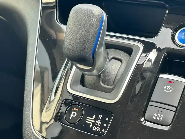 日産 セレナ e－パワー ハイウェイスター V 滋賀県 2022(令4)年 1.9万km ダイヤモンドブラック ガソリン（ハイブリッド）/2WD(FF)/CVT/純正メーカーナビ（地図SDなし）/（FM/AM/フルセグ/Bluetooth）/アラウンドビューモニター/プロパイロット/デジタルインナーミラー/ドライブレコーダー/ビルトインETC/両側パワースライドドア/ブラインドスポットモニター/フリップダウンモニター/革巻きステアリング/ステアリングスイッチ/純正フロアマット/電動格納ミラー/ドアバイザー/オートライト/プッシュスタート/プリクッラッシュ/オートマッチックハイビーム/横滑り防止/コーナーセンサー/電動サイドブレーキ