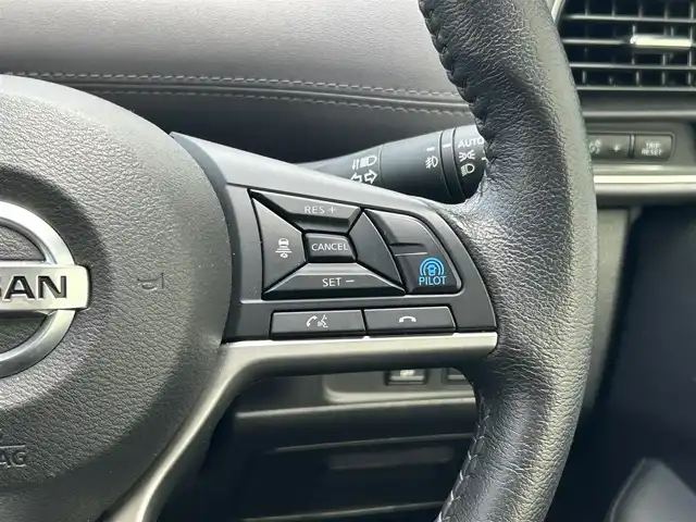 日産 セレナ e－パワー ハイウェイスター V 滋賀県 2022(令4)年 1.9万km ダイヤモンドブラック ガソリン（ハイブリッド）/2WD(FF)/CVT/純正メーカーナビ（地図SDなし）/（FM/AM/フルセグ/Bluetooth）/アラウンドビューモニター/プロパイロット/デジタルインナーミラー/ドライブレコーダー/ビルトインETC/両側パワースライドドア/ブラインドスポットモニター/フリップダウンモニター/革巻きステアリング/ステアリングスイッチ/純正フロアマット/電動格納ミラー/ドアバイザー/オートライト/プッシュスタート/プリクッラッシュ/オートマッチックハイビーム/横滑り防止/コーナーセンサー/電動サイドブレーキ