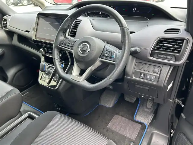 日産 セレナ e－パワー ハイウェイスター V 滋賀県 2022(令4)年 1.9万km ダイヤモンドブラック ガソリン（ハイブリッド）/2WD(FF)/CVT/純正メーカーナビ（地図SDなし）/（FM/AM/フルセグ/Bluetooth）/アラウンドビューモニター/プロパイロット/デジタルインナーミラー/ドライブレコーダー/ビルトインETC/両側パワースライドドア/ブラインドスポットモニター/フリップダウンモニター/革巻きステアリング/ステアリングスイッチ/純正フロアマット/電動格納ミラー/ドアバイザー/オートライト/プッシュスタート/プリクッラッシュ/オートマッチックハイビーム/横滑り防止/コーナーセンサー/電動サイドブレーキ