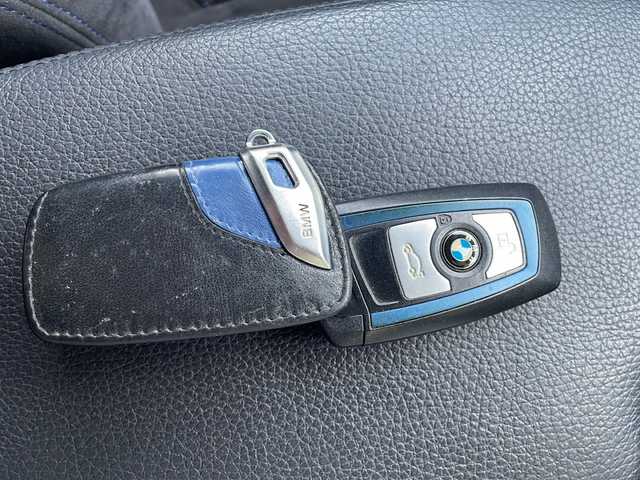 ＢＭＷ ３２０ｉ Mスポーツ 福島県 2016(平28)年 5.4万km サファイアブラックP 登録時走行距離：53248km/ワンオーナー車/メーカーナビ/（AM/FM/BT/CD/DVD/BT/AUX）/ミラー一体型ETC/全周囲モニター/クルーズコントロール/パドルシフト/パワーシート/（D/P)/純正アルミホイール/ステアリングスイッチ/スマートキー/プッシュスタート/電動格納ミラー/オートライト/純正LEDヘッドライト/フロントフォグランプ/リヤフォグランプ/オートエアコン/クリアランスソナー/バックカメラ/サイドカメラ/社外前後ドラレコ/バニティミラー（ランプ付き）/（D/P)/アイドリングストップ/ISOFIX/保証書/取扱説明書