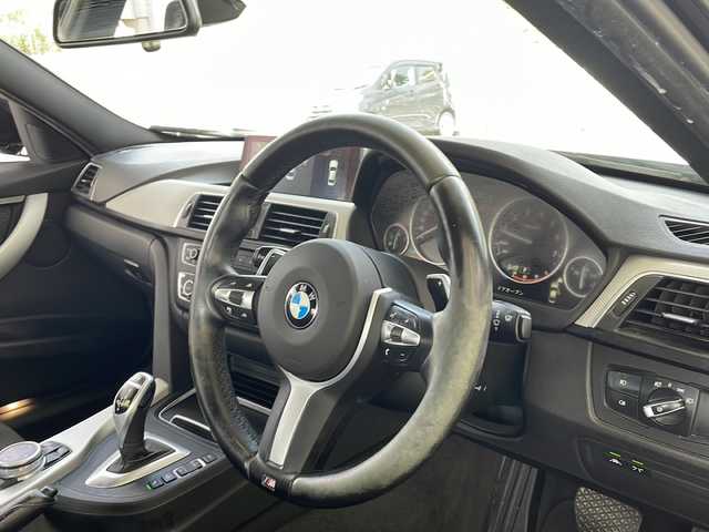 ＢＭＷ ３２０ｉ Mスポーツ 福島県 2016(平28)年 5.4万km サファイアブラックP 登録時走行距離：53248km/ワンオーナー車/メーカーナビ/（AM/FM/BT/CD/DVD/BT/AUX）/ミラー一体型ETC/全周囲モニター/クルーズコントロール/パドルシフト/パワーシート/（D/P)/純正アルミホイール/ステアリングスイッチ/スマートキー/プッシュスタート/電動格納ミラー/オートライト/純正LEDヘッドライト/フロントフォグランプ/リヤフォグランプ/オートエアコン/クリアランスソナー/バックカメラ/サイドカメラ/社外前後ドラレコ/バニティミラー（ランプ付き）/（D/P)/アイドリングストップ/ISOFIX/保証書/取扱説明書