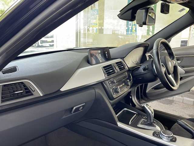 ＢＭＷ ３２０ｉ Mスポーツ 福島県 2016(平28)年 5.4万km サファイアブラックP 登録時走行距離：53248km/ワンオーナー車/メーカーナビ/（AM/FM/BT/CD/DVD/BT/AUX）/ミラー一体型ETC/全周囲モニター/クルーズコントロール/パドルシフト/パワーシート/（D/P)/純正アルミホイール/ステアリングスイッチ/スマートキー/プッシュスタート/電動格納ミラー/オートライト/純正LEDヘッドライト/フロントフォグランプ/リヤフォグランプ/オートエアコン/クリアランスソナー/バックカメラ/サイドカメラ/社外前後ドラレコ/バニティミラー（ランプ付き）/（D/P)/アイドリングストップ/ISOFIX/保証書/取扱説明書