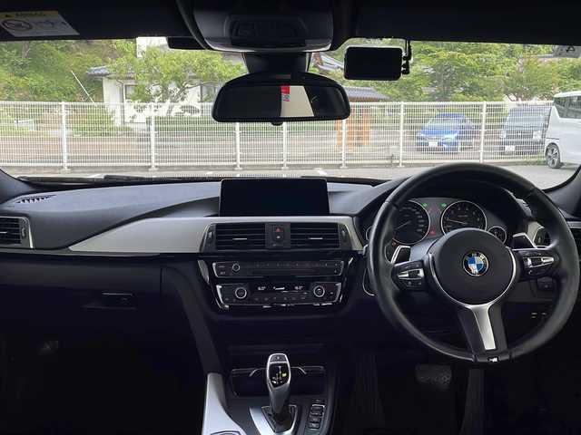 ＢＭＷ ３２０ｉ Mスポーツ 福島県 2016(平28)年 5.4万km サファイアブラックP 登録時走行距離：53248km/ワンオーナー車/メーカーナビ/（AM/FM/BT/CD/DVD/BT/AUX）/ミラー一体型ETC/全周囲モニター/クルーズコントロール/パドルシフト/パワーシート/（D/P)/純正アルミホイール/ステアリングスイッチ/スマートキー/プッシュスタート/電動格納ミラー/オートライト/純正LEDヘッドライト/フロントフォグランプ/リヤフォグランプ/オートエアコン/クリアランスソナー/バックカメラ/サイドカメラ/社外前後ドラレコ/バニティミラー（ランプ付き）/（D/P)/アイドリングストップ/ISOFIX/保証書/取扱説明書