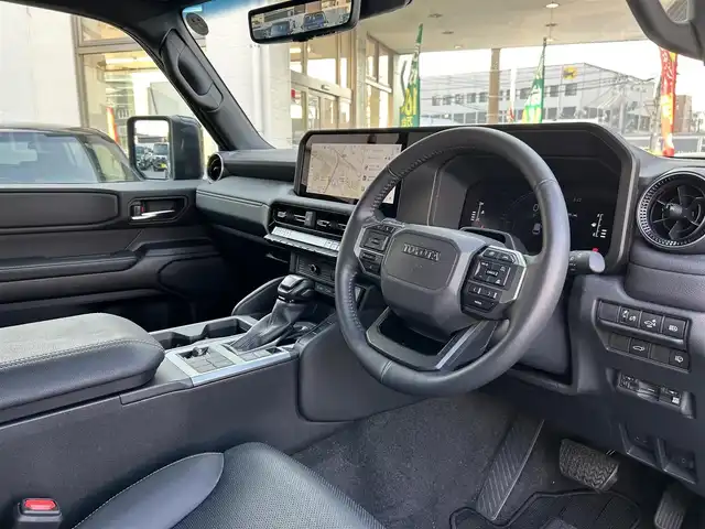 トヨタ ランドクルーザー ２５０ VX 福岡県 2024(令6)年 1.9万km ブラック ワンオーナー/純正メーカーナビ【AM/FM/BT/フルセグTV】/モデリスタエアロ/サンルーフ/レーダークルーズコントロール/アラウンドビューモニター/ブラインドスポットモニター/トヨタチームメイト/TOYOTA　SAFETY　SENSE/-プリクラッシュセーフティ/-レーントレーシングアシスト/-レーンディパーチャーアラート/-アダプティブハイビームシステム／オートマチックハイビーム/-ロードサインアシスト/-ドライバー異常時対応システム/-プロアクティブドライビングアシスト/-発進遅れ告知機能：先行車/-緊急時操舵支援（アクティブ操舵機能付）/-フロントクロストラフィックアラート/-レーンチェンジアシスト/ビルトインETC2.0/運転席・助手席シートヒーター/運転席・助手席エアシート/運転席パワーシート/デジタルインナーミラー/電動リアゲート/保証書/取扱説明書