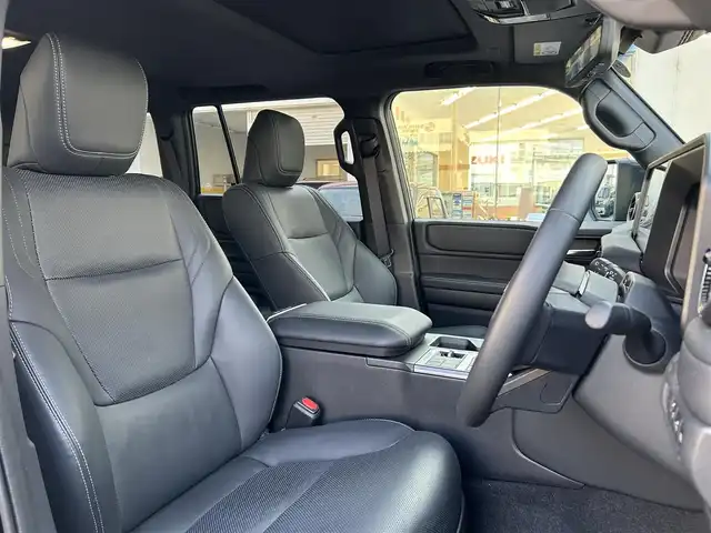 トヨタ ランドクルーザー ２５０ VX 福岡県 2024(令6)年 1.9万km ブラック ワンオーナー/純正メーカーナビ【AM/FM/BT/フルセグTV】/モデリスタエアロ/サンルーフ/レーダークルーズコントロール/アラウンドビューモニター/ブラインドスポットモニター/トヨタチームメイト/TOYOTA　SAFETY　SENSE/-プリクラッシュセーフティ/-レーントレーシングアシスト/-レーンディパーチャーアラート/-アダプティブハイビームシステム／オートマチックハイビーム/-ロードサインアシスト/-ドライバー異常時対応システム/-プロアクティブドライビングアシスト/-発進遅れ告知機能：先行車/-緊急時操舵支援（アクティブ操舵機能付）/-フロントクロストラフィックアラート/-レーンチェンジアシスト/ビルトインETC2.0/運転席・助手席シートヒーター/運転席・助手席エアシート/運転席パワーシート/デジタルインナーミラー/電動リアゲート/保証書/取扱説明書