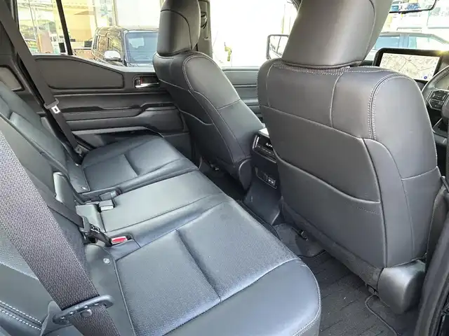 トヨタ ランドクルーザー ２５０ VX 福岡県 2024(令6)年 1.9万km ブラック ワンオーナー/純正メーカーナビ【AM/FM/BT/フルセグTV】/モデリスタエアロ/サンルーフ/レーダークルーズコントロール/アラウンドビューモニター/ブラインドスポットモニター/トヨタチームメイト/TOYOTA　SAFETY　SENSE/-プリクラッシュセーフティ/-レーントレーシングアシスト/-レーンディパーチャーアラート/-アダプティブハイビームシステム／オートマチックハイビーム/-ロードサインアシスト/-ドライバー異常時対応システム/-プロアクティブドライビングアシスト/-発進遅れ告知機能：先行車/-緊急時操舵支援（アクティブ操舵機能付）/-フロントクロストラフィックアラート/-レーンチェンジアシスト/ビルトインETC2.0/運転席・助手席シートヒーター/運転席・助手席エアシート/運転席パワーシート/デジタルインナーミラー/電動リアゲート/保証書/取扱説明書