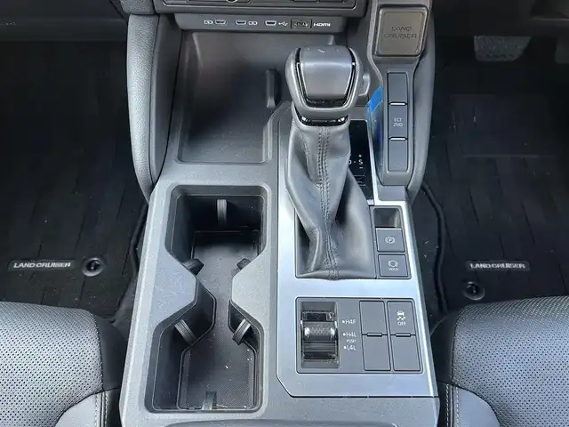 トヨタ ランドクルーザー ２５０ VX 福岡県 2024(令6)年 1.9万km ブラック ワンオーナー/純正メーカーナビ【AM/FM/BT/フルセグTV】/モデリスタエアロ/サンルーフ/レーダークルーズコントロール/アラウンドビューモニター/ブラインドスポットモニター/トヨタチームメイト/TOYOTA　SAFETY　SENSE/-プリクラッシュセーフティ/-レーントレーシングアシスト/-レーンディパーチャーアラート/-アダプティブハイビームシステム／オートマチックハイビーム/-ロードサインアシスト/-ドライバー異常時対応システム/-プロアクティブドライビングアシスト/-発進遅れ告知機能：先行車/-緊急時操舵支援（アクティブ操舵機能付）/-フロントクロストラフィックアラート/-レーンチェンジアシスト/ビルトインETC2.0/運転席・助手席シートヒーター/運転席・助手席エアシート/運転席パワーシート/デジタルインナーミラー/電動リアゲート/保証書/取扱説明書