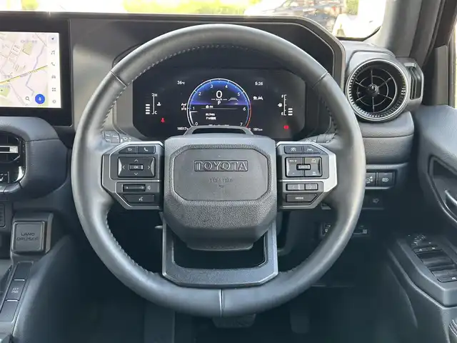 トヨタ ランドクルーザー ２５０ VX 福岡県 2024(令6)年 1.9万km ブラック ワンオーナー/純正メーカーナビ【AM/FM/BT/フルセグTV】/モデリスタエアロ/サンルーフ/レーダークルーズコントロール/アラウンドビューモニター/ブラインドスポットモニター/トヨタチームメイト/TOYOTA　SAFETY　SENSE/-プリクラッシュセーフティ/-レーントレーシングアシスト/-レーンディパーチャーアラート/-アダプティブハイビームシステム／オートマチックハイビーム/-ロードサインアシスト/-ドライバー異常時対応システム/-プロアクティブドライビングアシスト/-発進遅れ告知機能：先行車/-緊急時操舵支援（アクティブ操舵機能付）/-フロントクロストラフィックアラート/-レーンチェンジアシスト/ビルトインETC2.0/運転席・助手席シートヒーター/運転席・助手席エアシート/運転席パワーシート/デジタルインナーミラー/電動リアゲート/保証書/取扱説明書