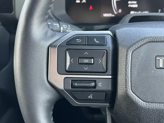 トヨタ ランドクルーザー ２５０ VX 福岡県 2024(令6)年 1.9万km ブラック ワンオーナー/純正メーカーナビ【AM/FM/BT/フルセグTV】/モデリスタエアロ/サンルーフ/レーダークルーズコントロール/アラウンドビューモニター/ブラインドスポットモニター/トヨタチームメイト/TOYOTA　SAFETY　SENSE/-プリクラッシュセーフティ/-レーントレーシングアシスト/-レーンディパーチャーアラート/-アダプティブハイビームシステム／オートマチックハイビーム/-ロードサインアシスト/-ドライバー異常時対応システム/-プロアクティブドライビングアシスト/-発進遅れ告知機能：先行車/-緊急時操舵支援（アクティブ操舵機能付）/-フロントクロストラフィックアラート/-レーンチェンジアシスト/ビルトインETC2.0/運転席・助手席シートヒーター/運転席・助手席エアシート/運転席パワーシート/デジタルインナーミラー/電動リアゲート/保証書/取扱説明書