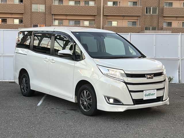 トヨタ ノア X 秋田県 2018(平30)年 6.8万km ラグジュアリーホワイトパールクリスタルシャインガラスフレーク セーフティーセンス/純正9型ナビ/　CD　DVD　SD再生　Bluetooth/両側電動ドア/デュアルオートエアコン/リアオートエアコン/クルーズコントロール/寒冷地仕様/オートハイビーム/車線逸脱警報/ステアリングスイッチ/ETC/USBポート/電動格納ミラー/シートバックテーブル