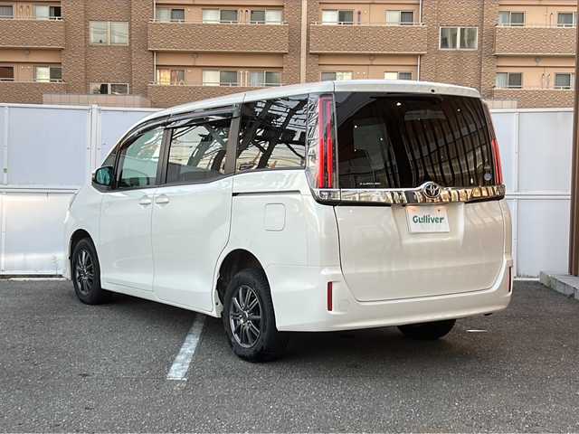 トヨタ ノア X 秋田県 2018(平30)年 6.8万km ラグジュアリーホワイトパールクリスタルシャインガラスフレーク セーフティーセンス/純正9型ナビ/　CD　DVD　SD再生　Bluetooth/両側電動ドア/デュアルオートエアコン/リアオートエアコン/クルーズコントロール/寒冷地仕様/オートハイビーム/車線逸脱警報/ステアリングスイッチ/ETC/USBポート/電動格納ミラー/シートバックテーブル