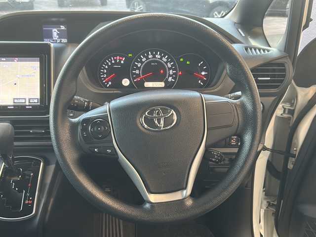 トヨタ ノア X 秋田県 2018(平30)年 6.8万km ラグジュアリーホワイトパールクリスタルシャインガラスフレーク セーフティーセンス/純正9型ナビ/　CD　DVD　SD再生　Bluetooth/両側電動ドア/デュアルオートエアコン/リアオートエアコン/クルーズコントロール/寒冷地仕様/オートハイビーム/車線逸脱警報/ステアリングスイッチ/ETC/USBポート/電動格納ミラー/シートバックテーブル