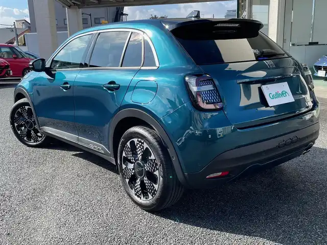 フィアット フィアット ６００ ラ プリマ 神奈川県 2025(令7)年 0.4万km 青 ワンオーナー/ベージュ革シート/純正メモリーナビ/バックモニター/ETC2.0/純正USB/BT/ミラーリング/ワイヤレス充電/前席シートヒーター/運転席パワーシート/純正18インチAW/LEDライト/LEDフォグ/レーダークルーズコントロール/衝突軽減ブレーキ/LKA/BSM/標識検知/コーナーセンサー/パワーバックドア/パドルシフト/プッシュスタート/スマートキー×2/R7年ディーラー整備記録/保証書・取説あり