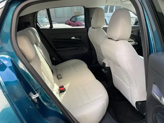 フィアット フィアット ６００ ラ プリマ 神奈川県 2025(令7)年 0.4万km 青 ワンオーナー/ベージュ革シート/純正メモリーナビ/バックモニター/ETC2.0/純正USB/BT/ミラーリング/ワイヤレス充電/前席シートヒーター/運転席パワーシート/純正18インチAW/LEDライト/LEDフォグ/レーダークルーズコントロール/衝突軽減ブレーキ/LKA/BSM/標識検知/コーナーセンサー/パワーバックドア/パドルシフト/プッシュスタート/スマートキー×2/R7年ディーラー整備記録/保証書・取説あり